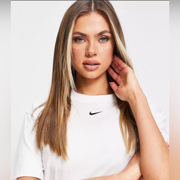 ASOS Nike essential boyfriend t-shirt in white - Picture 2 of 9
